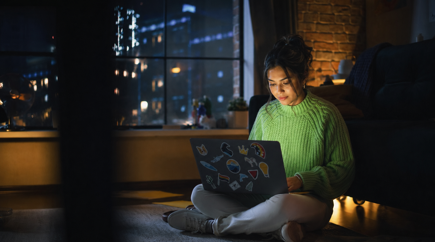 Estudiante estudiando en línea desde casa con su laptop