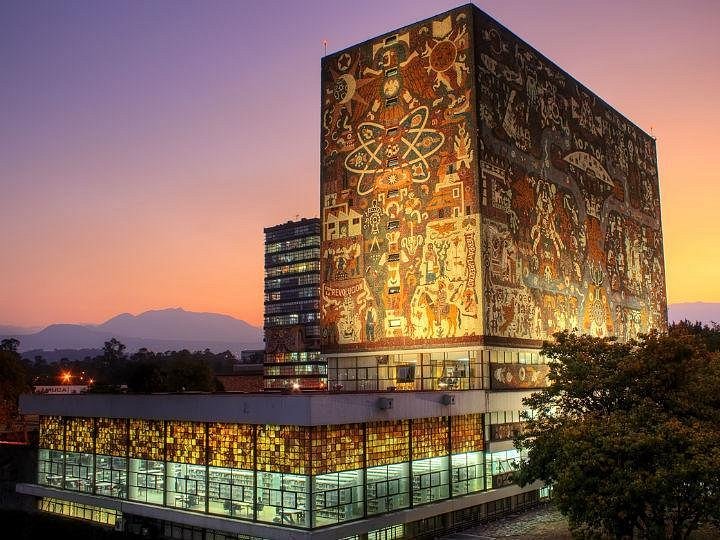 Biblioteca Central de la UNAM al atardecer